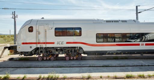 Coche piloto de la primera composición terminada del ICE L de DB junto a la factoría de Las Matas antes de iniciarse su traslado sobre bogies vevey. © TALGO