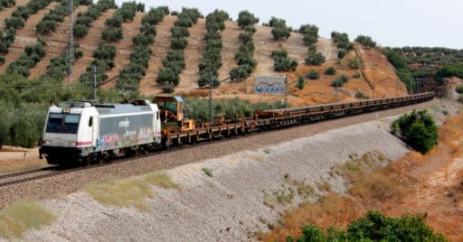 Locomotora de la serie 253 de Renfe remolcando un carrilero. ANDRÉS PORCEL GARCÍA.