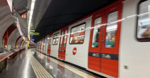 Tren de la serie 8000 en su primer día en servicio en la línea 1 del metro de Barcelona. © TMB.