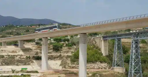 Tren-tram de la serie 5000 de FGV cruzando en pruebas el nuevo viaducto del Quisi. © GVA