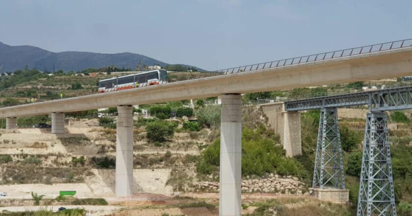 Tren-tram de la serie 5000 de FGV cruzando en pruebas el nuevo viaducto del Quisi. © GVA