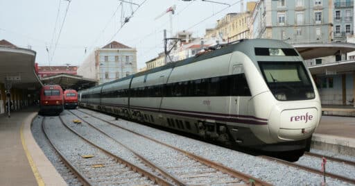 Montaje de un tren de la serie 120 de Renfe en la estación de Lisboa-Santa Apolónia. © MIGUEL BUSTOS.