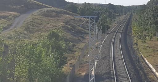 Postes de electrificación en la línea Zaragoza-Teruel. © ADIF.