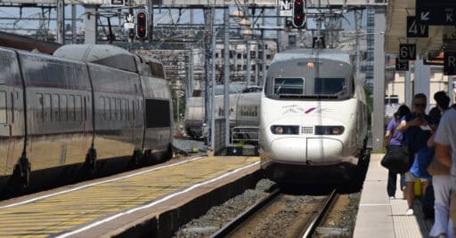 Tren AVE de Renfe entrando en la estación de Béziers. © TITO BCN.