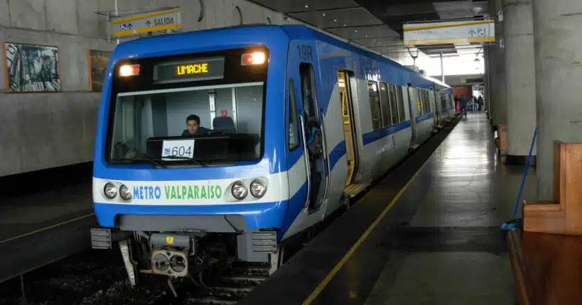 Tren X'Trapolis 100 de Alstom del servicio Limache-Puerto (anteriormente Metro Valparaíso) en la estación Puerto. MIGUEL BUSTOS