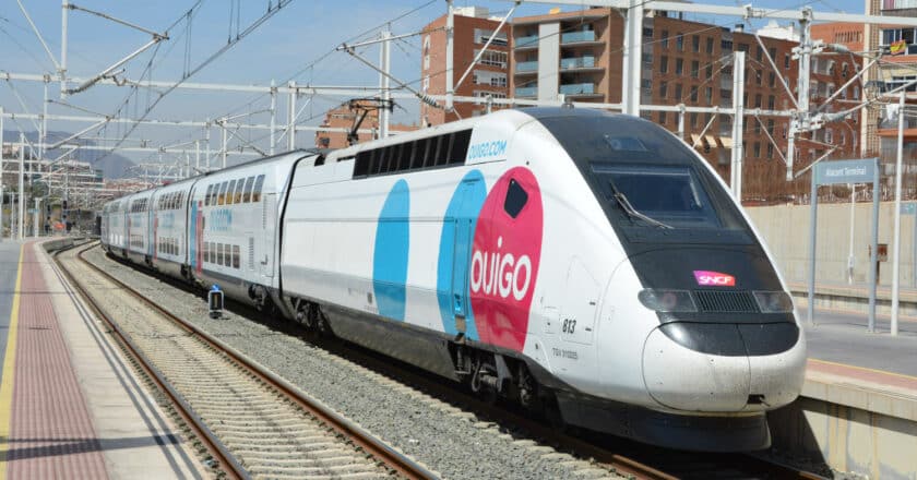 Tren de Ouigo saliendo de la estación de Alicante, en la que el Ouigo Madrid-Murcia no tendrá parada. MIGUEL BUSTOS