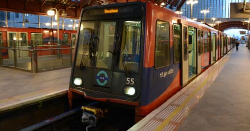 tren de la serie b92 del docklands light railway en la estación de canary wharf. miguel bustos.web