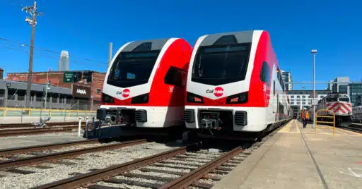 Trenes Stadler KISS de Caltrain durante su ceremonia de presentación. © CALTRAIN.