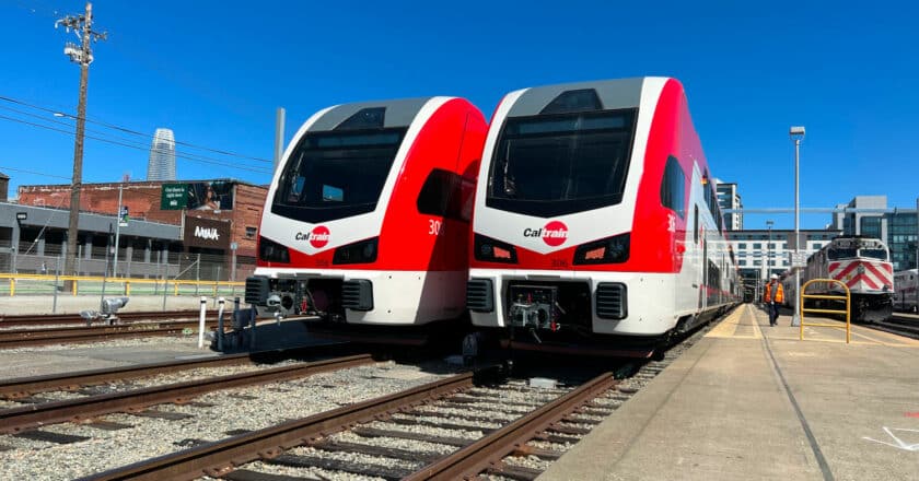 Trenes Stadler KISS de Caltrain durante su ceremonia de presentación. © CALTRAIN.