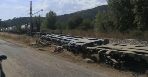 vagones descarrilados en vilamartín de valdeorras. autorÍa desconocida