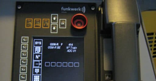 consola gsm r del fabricante funkwerk en un tren de sncf. cc by sa franÇois melchor
