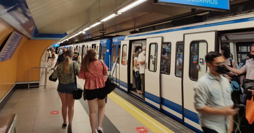 tren de la serie 2000 en la estación de bilbao de la línea 1 del metro de madrid. miguel bustos