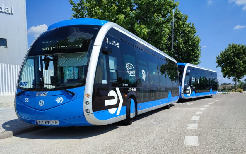 brt o tranvía autobuses del primer brt de madrid junto al hospital isabel zendal. miguel bustos