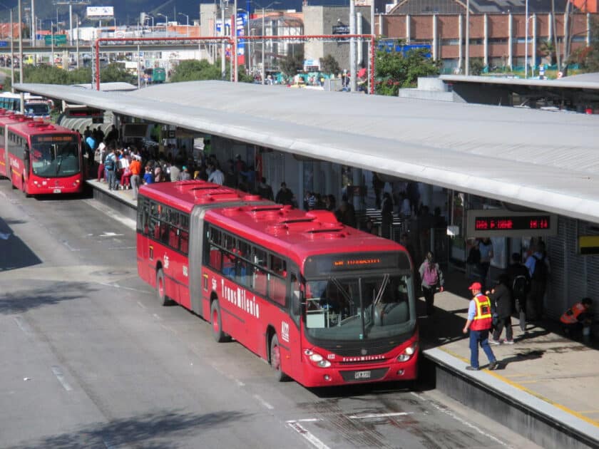 brt o tranvía transmilenio. cc by sa felipe restrepo acosta