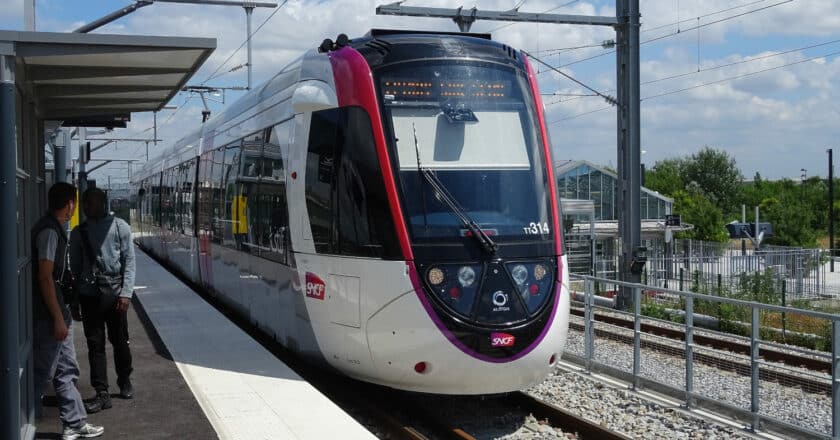 citadis dualis de Île de france mobilités prestando servicio en la t11, adjudicada a sncf voyageurs keolis. cc by sa remontees