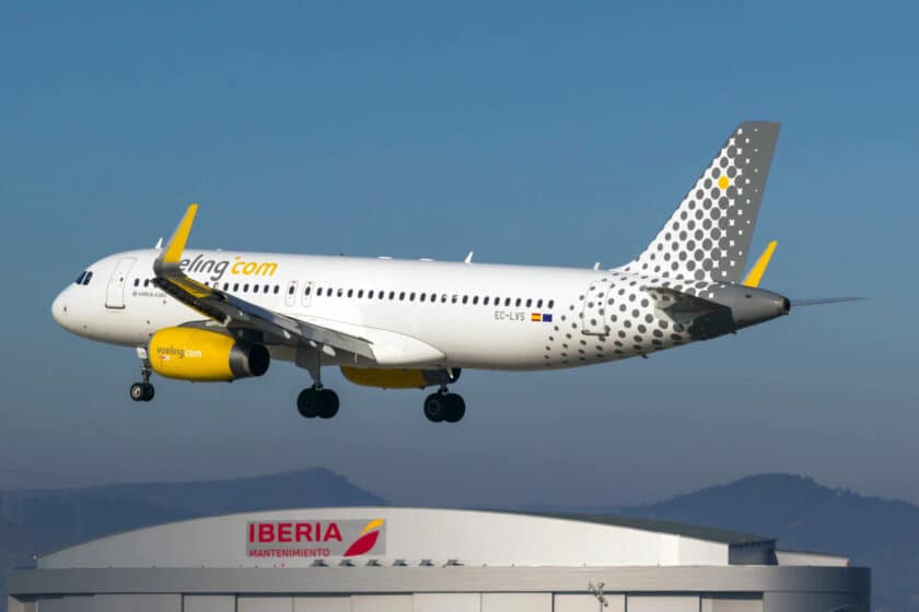 Airbus A320-232 de Vueling aterrizando en El Prat. BENE RIOBÓ.