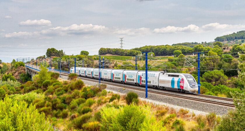 hacia un planeta más verde tren de la serie 108 de ouigo circulando entre madrid y barcelona. aleix cortÉs