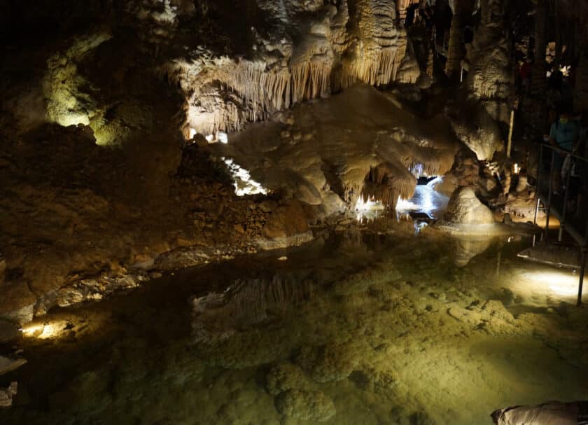 le petit train jaune de cerdagne grutas de canalettes, uno de los impresionantes sitios a los que puedes llegar a bordo de este tren. manuel osdova