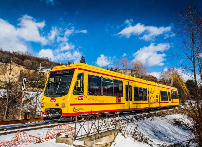 le petit train jaune de cerdagne un moderno tren de la serie z150 fabricado por stadler. aleix cortÉs