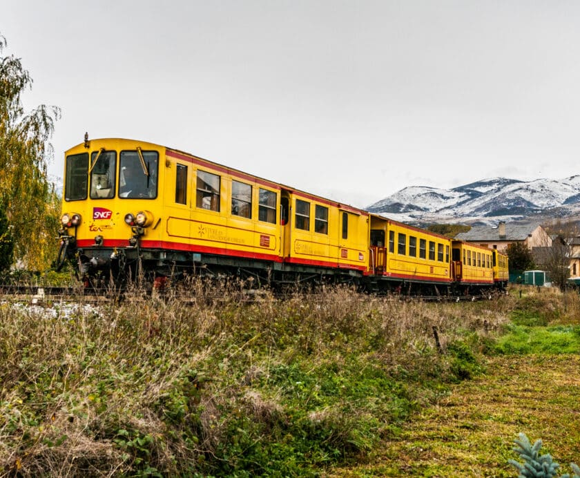 le petit train jaune de cerdagne una de las veteranas unidades z100 prestando servicio en la línea. aleix cortÉs