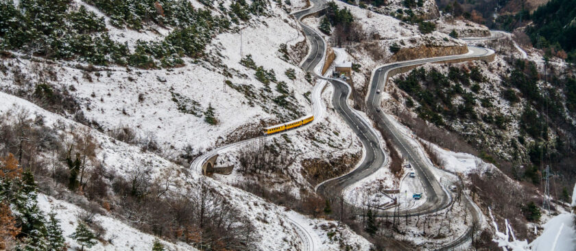 le petit train jaune de cerdagne unidad del train jaune recorriendo el terreno escarpado de la línea. aleix cortÉs