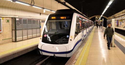 8400 de metro de madrid saliendo de avenida de américa hacia república argentina