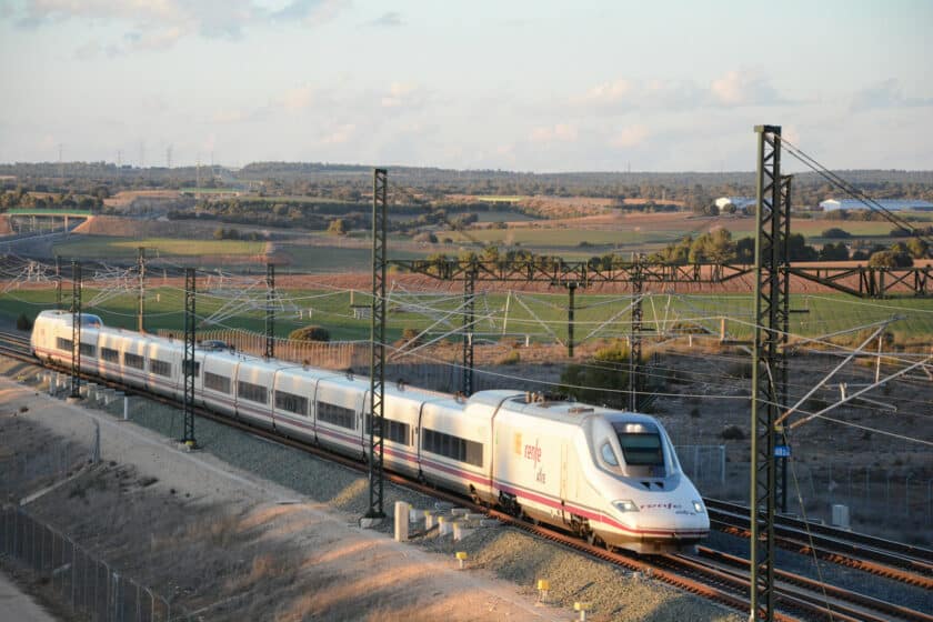 noticias 112 de renfe ave entrando en la bifurcación albacete. miguel bustos