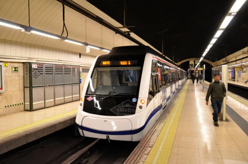 Tren de la serie 8000-2ª en la estación Av. de América de la línea 6. MIGUEL BUSTOS.