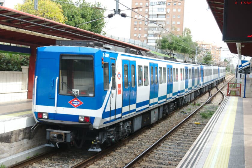 Tren de la serie 2000-1ª en Empalme (línea 5). MIGUEL BUSTOS.