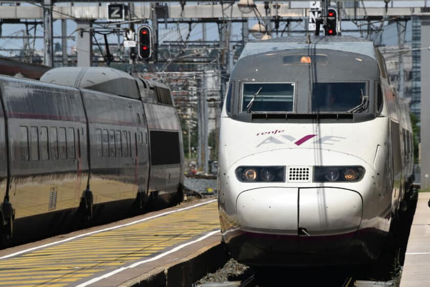 renfe en francia el 100 017 estacionado en lyon part dieu tras llegar desde barcelona. josÉ fava