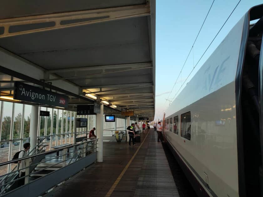 La rama 21 de la serie 100 en Avignon TGV camino de Marsella. MIGUEL BUSTOS.