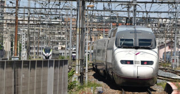 renfe en francia rama 17 de la serie 100 en la estación de lyon part dieu. josÉ fava