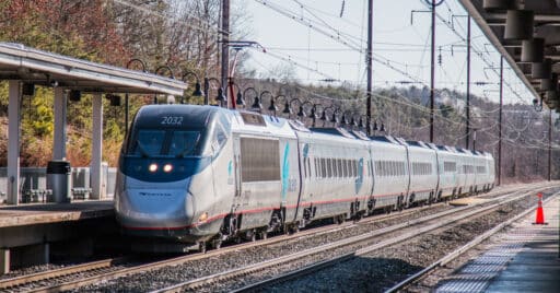 acela, el tren de alta velocidad que recorre el corredor noreste, en washington dc. cc by sa han zheng