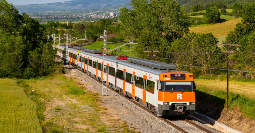 doble de ut 447 de renfe recorriendo la r3 hacia l'hospitalet, a la altura de fontanals de cerdanya. aleix cortÉs