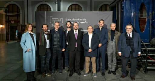 foto de grupo de los representantes de las startups ganadoras de la quinta convocatoria de trenlab, presidida por el presidente de renfe, raül blanco. © renfe