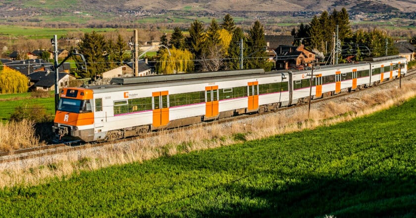 los sindicatos de renfe y adif desconvocan las cinco jornadas de huelga repartidas entre noviembre y diciembre. cc by sa aleix cortÉs