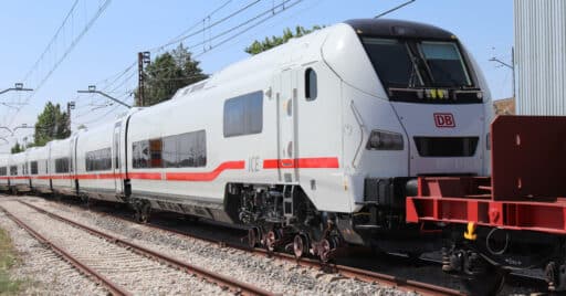 primera composición completa del nuevo ice l, fabricado por talgo, durante su traslado a alemania. © talgo