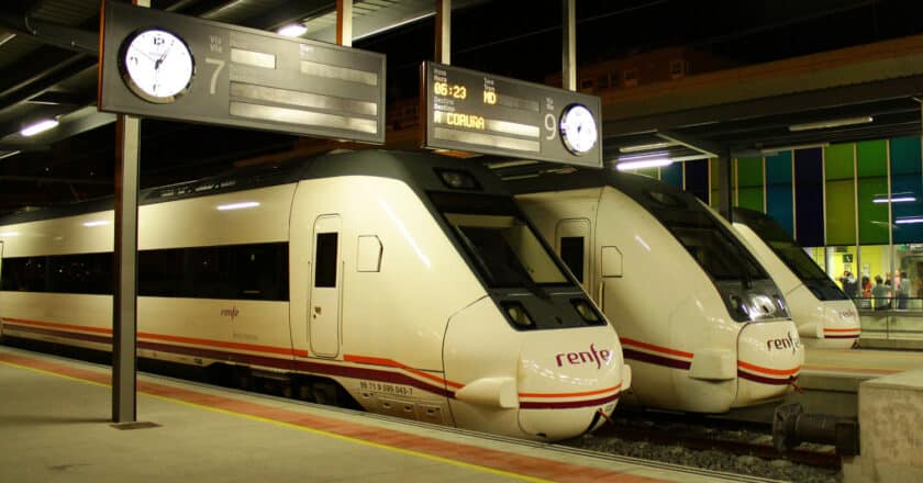 trenes de media distancia en la estación de vigo guixar. cc by sa contando estrelas