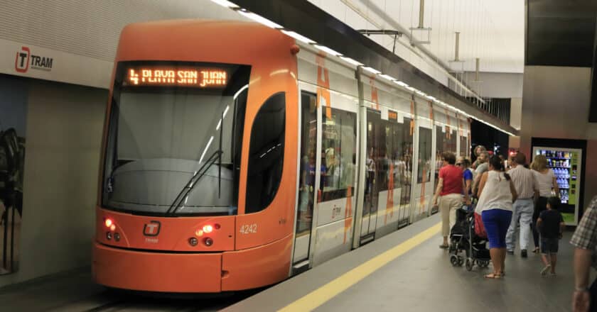 unidad 4200 de fgv en la estación luceros, terminal provisional del tram d'alacant hasta que se construya la estación intermodal. cc by sa falk2