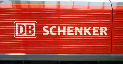 logotipo de db schenker en una locomotora de la clase 66 de db cargo uk