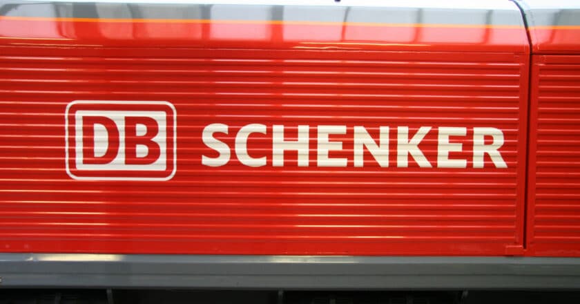 logotipo de db schenker en una locomotora de la clase 66 de db cargo uk