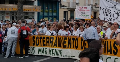 manifestación en defensa del mar menor y del soterramiento de las vías en murcia. cc by sa p4kito