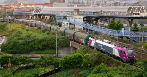 tren de renfe mercancías con la 256.015 en cabeza circulando por sestao. cc by ander ibarra