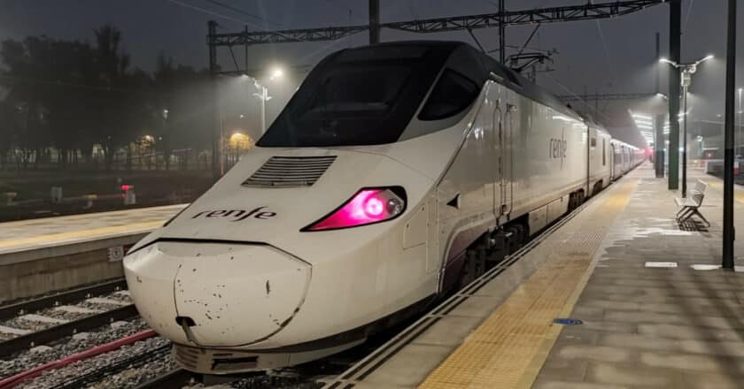 tren de la serie 730 de renfe en la estación de badajoz con el pantógrafo levantado antes de su primer viaje a madrid en modo eléctrico hasta cáceres. © Ángel delgado