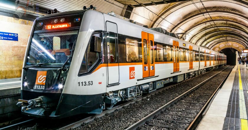 unidad 113.03 de fgc, similar a la incendiada, en la estación de provença. aleix cortÉs