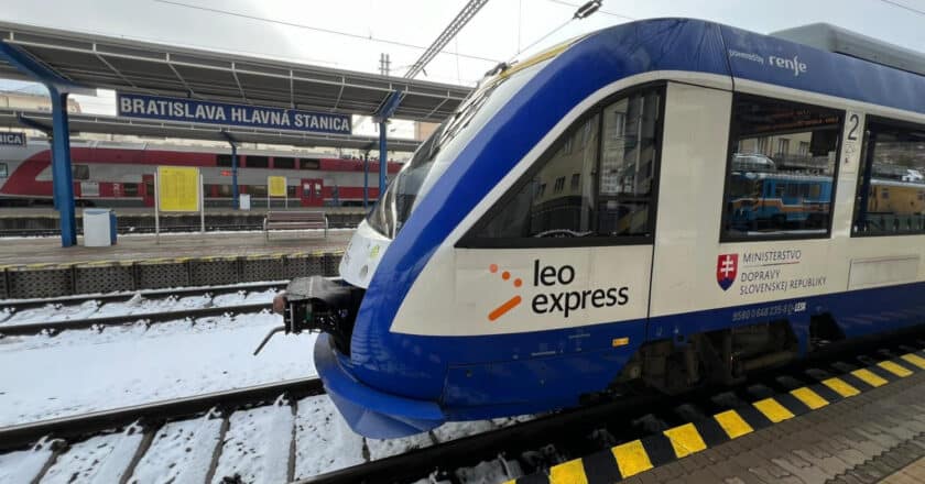 unidad 648 235 de leo express en la estación central de bratislava, con el lema powered by renfe en su lateral. © renfe