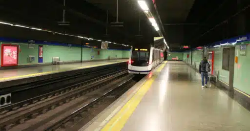 tren de la serie 8000 saliendo de la estación de plaza elíptica, actual cabecera de la línea 11 del metro de madrid. cc by sa dracenae