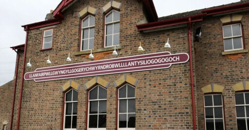 Cartel de Llanfairpwllgwyngyllgogerychwyrndrobwllllantysiliogogogoch, la estación con el nombre más largo del mundo. ROBERT LINDSELL.
