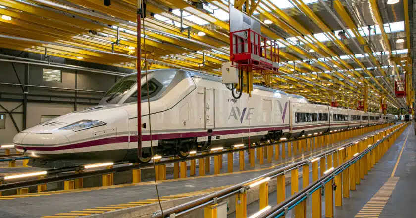 interior de una de las naves de mantenimiento de renfe ingeniería y mantenimiento, que ahora pasa a dirigir luis manuel suárez. ministerio de transportes