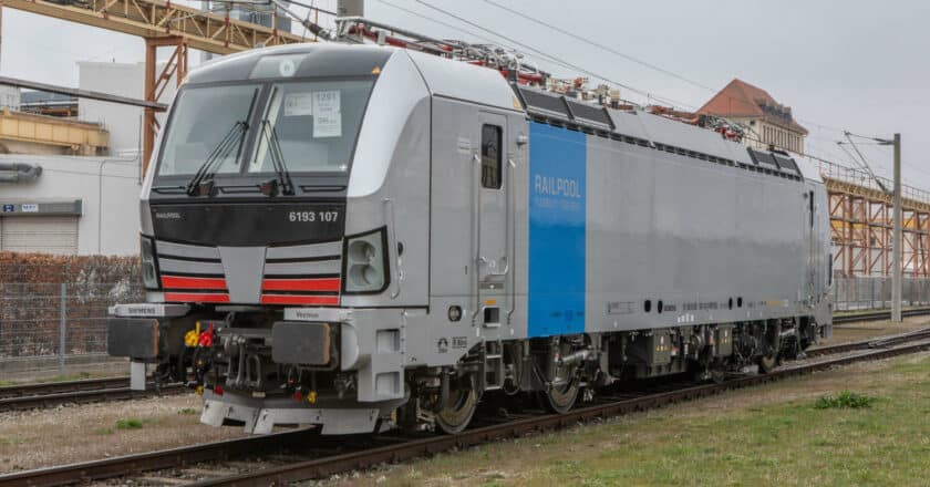 locomotora siemens vectron de la serie 193 con los colores de railpool. (c) siemens mobility